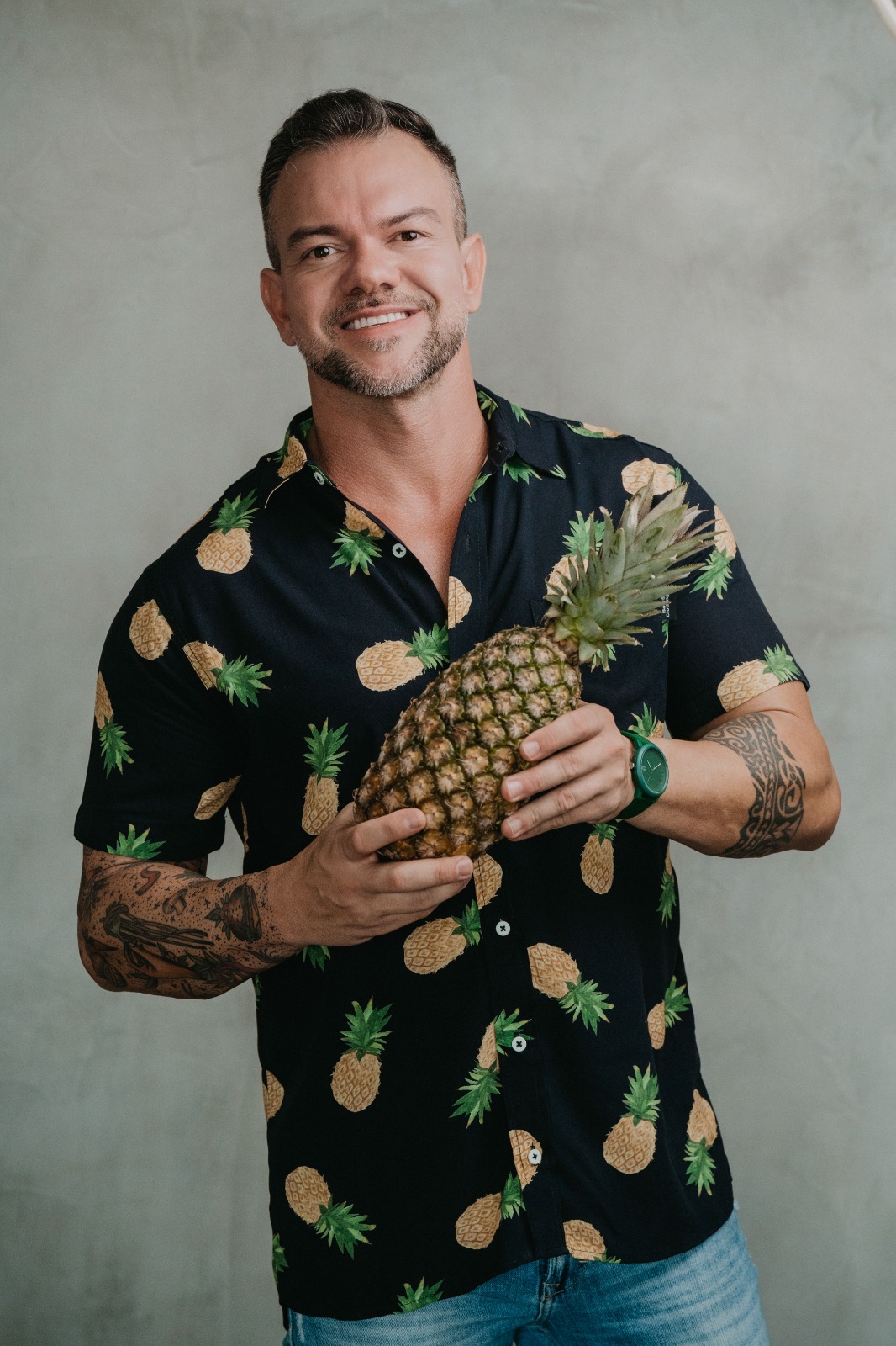 Chef Thiago Ribeiro com abacaxi, sorrindo